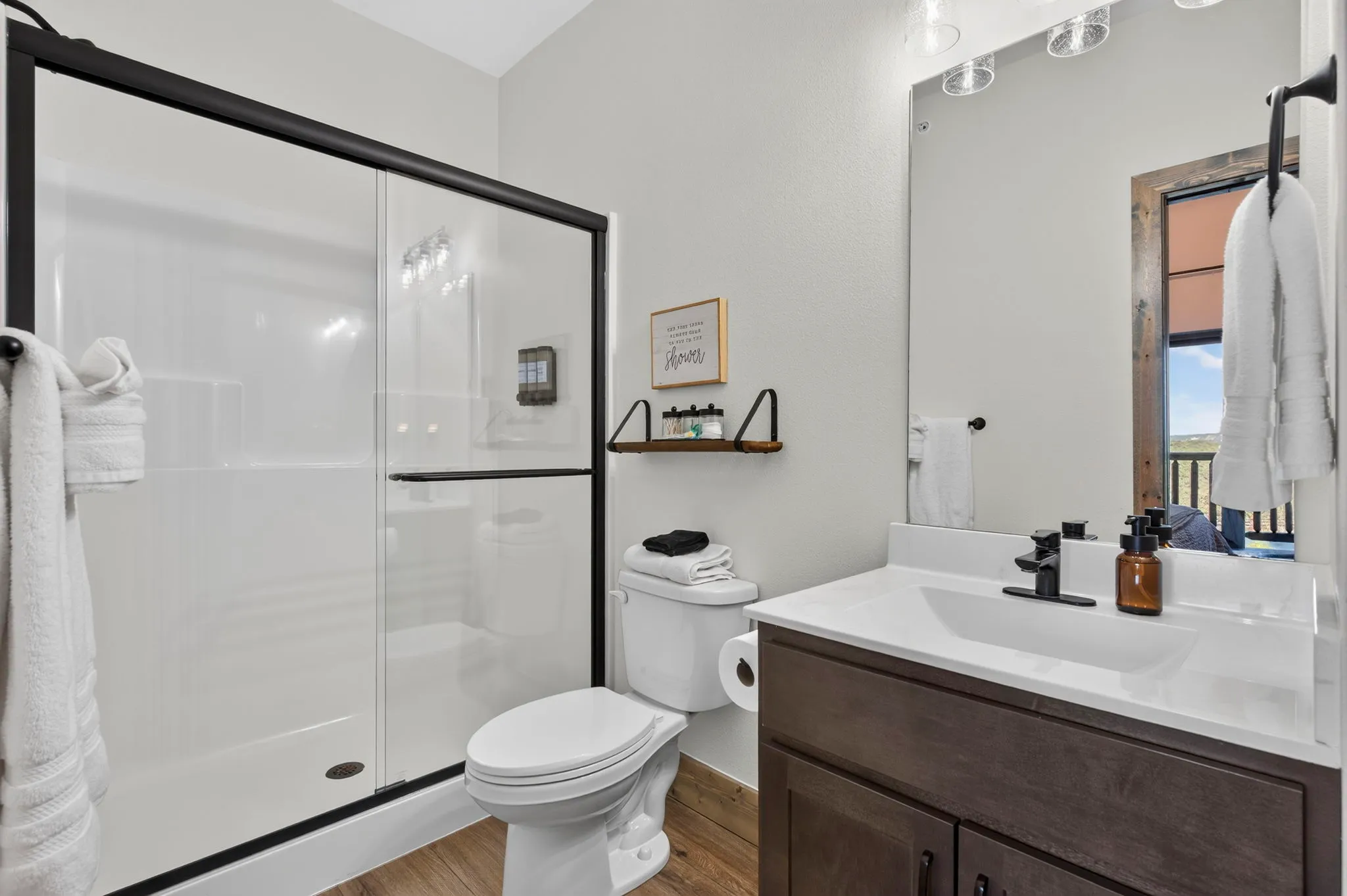Full bathroom with modern finishes